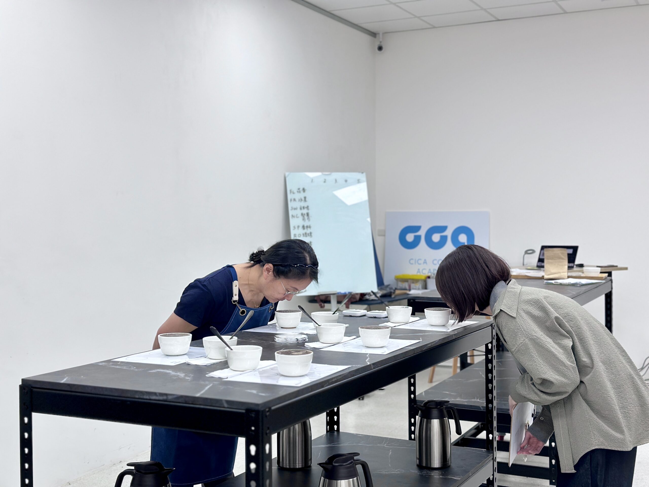 CCA自家咖啡學院 學員專注杯測與風味盲測校正